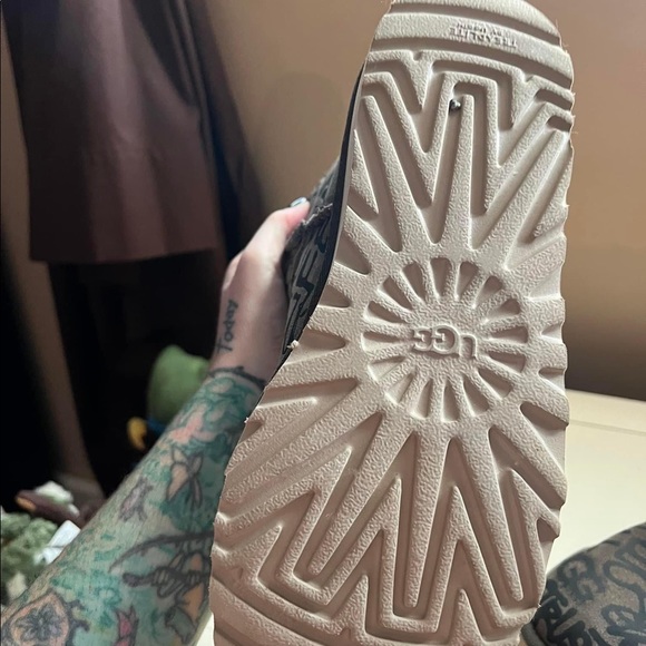 Like new Uggs - Picture 4 of 5